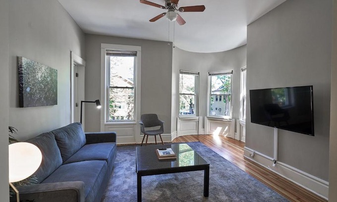 Wrightwood Neighbors Apartamento | FRONTDESK Bright Open 3 BR Apt in West DePaul