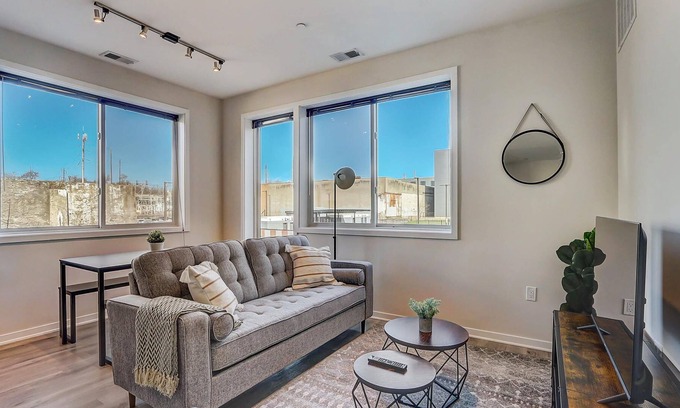 Brewerytown Apartamento | Frontdesk | Convenient 2BR Brewerytown Apt