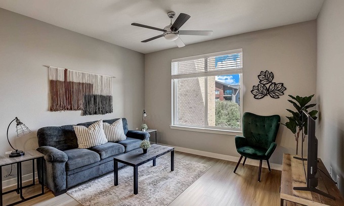 Highland Apartamento | FRONTDESK Five Two At Highland Apts Downtown Austin