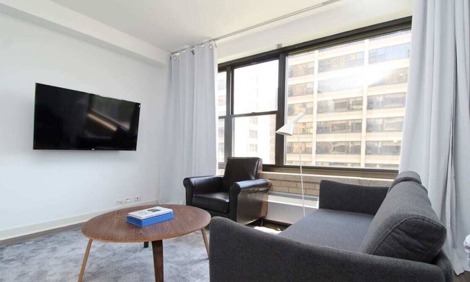Indian Village Apartamento | Frontdesk | Modern Studio Apt in East Hyde Park