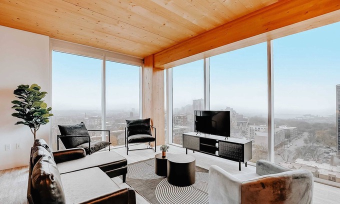 East Town Apartamento | Frontdesk | Showy 3 BR Apt by Cathedral Sq Park