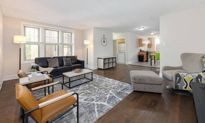 Kenwood Apartamento | Frontdesk | Spacious 3 BR Apt near Jackson Park