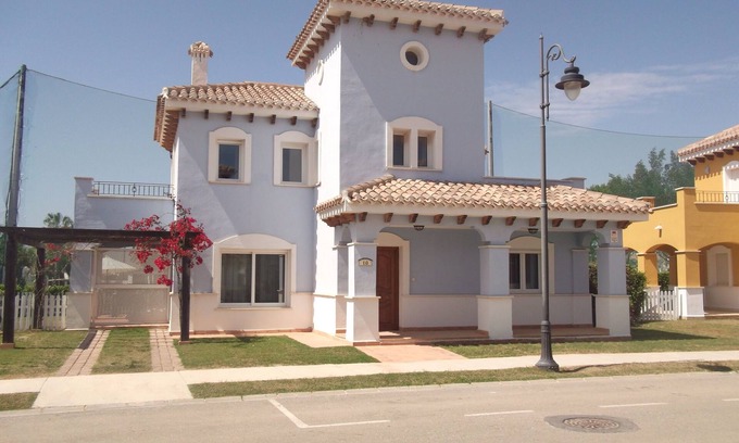 Torre-Pacheco Villa | Primera línea de lujo, 4 dormitorios, 3 baños, piscina climatizada, orientación sur, 5 * MarMenor Golf Resort