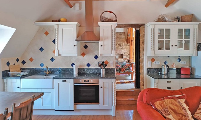 Lehon Apartamento | Fryer Apartment - Dinan, Brittany. Characterful Riverside Apartment