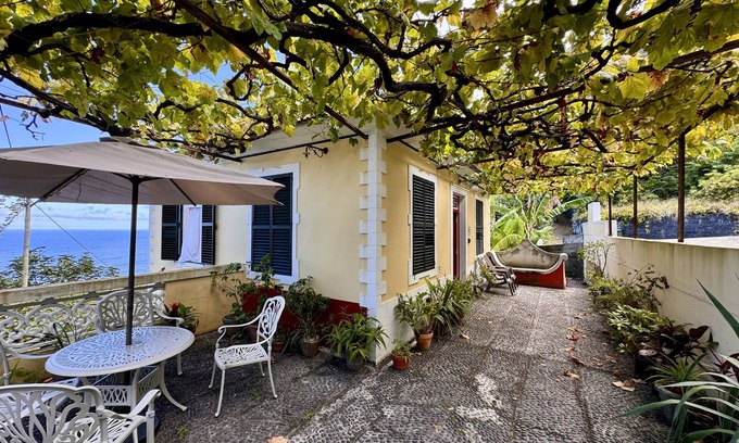 Arco de Sao Jorge Apartamento | - Fuchsia -