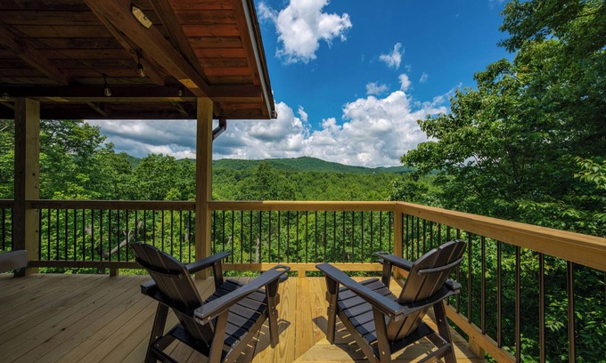Black Mountain Cabina | Fuji Falls Cabin | Hot Tub, Game/Theater Room + Mountain Views