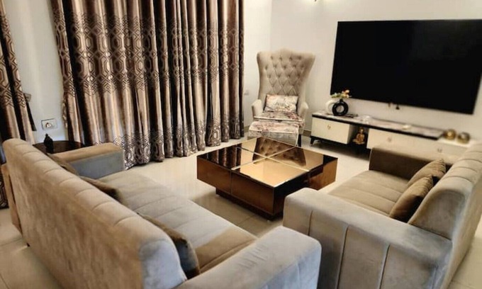 Noida Apartamento | Full 2 Bedroom Pool view apartment