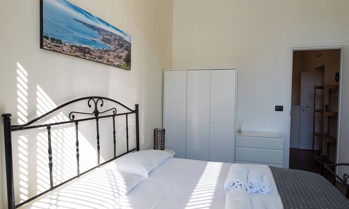 Naples City Centre Apartamento | Full apartment with 3 bedrooms - 3 en suite bathrooms + kitchen and living room