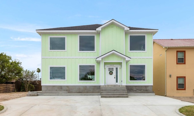 Port Isabel Casa | Full Beach House - Sleeps up to 12 in private units each with full kitchens!