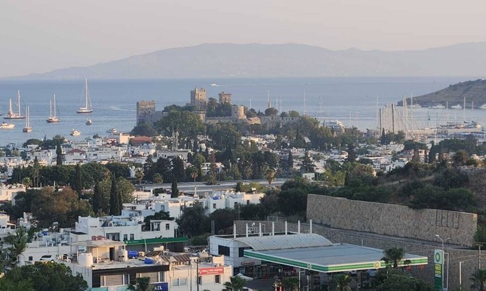 Bodrum City Center Apartamento | Full Castle view. 3 bedroom 3 bathroom 70sqm terrace Brutalist Conceptional flat