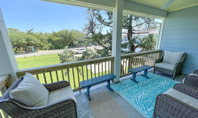 Ocracoke Condominio | Relajarse y ver la palabra pasar desde este apartamento del segundo piso con vistas a un gran patio.