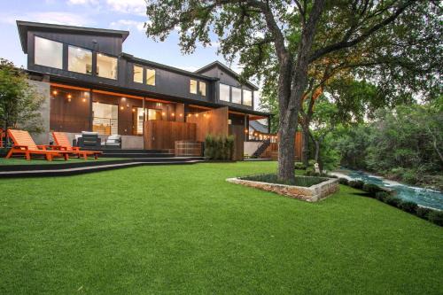 South Lamar Apartamento | Full Duplex ATX Modern Creekside Retreat 2 Pools