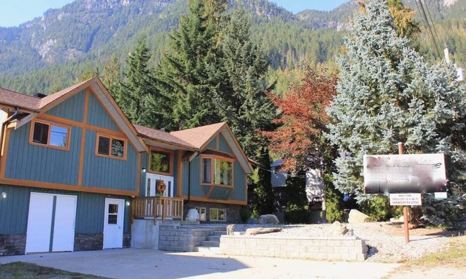 Revelstoke Casa | Full House, Sleeps 16, 2 Hot Tubs, 3 Bath, 11 beds