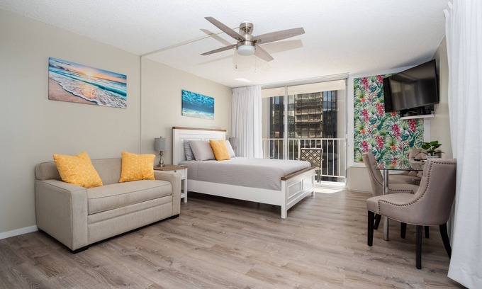 Honolulu Condominio | Full Kitchen- Free Parking- 2 Balconies