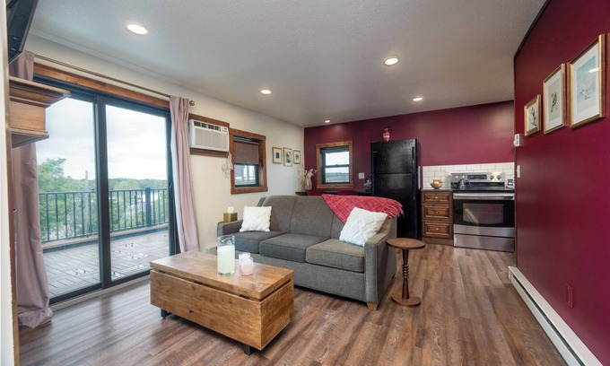 Prescott Condominio | Balcony | Fireplace | Game Room Access | Steps to Downtown & Riverfront