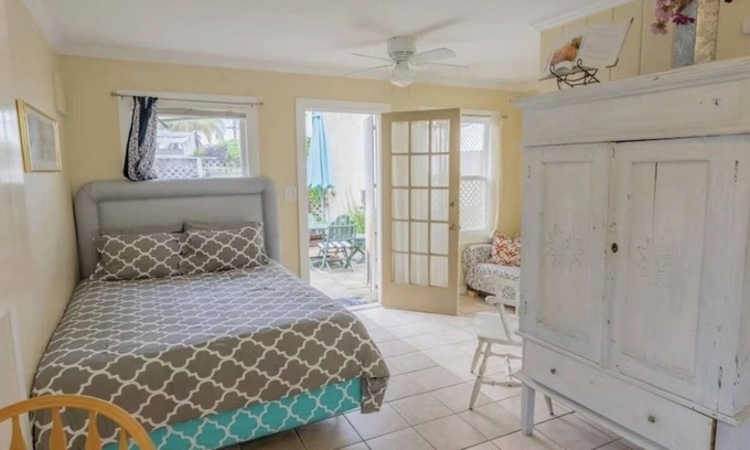 Beach Barber Tract Cabaña | Full Kitchen ' Private Yard ' 15 houses from Windansea Beach! Cottage-style home