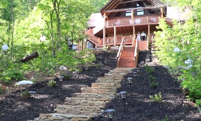 Franklin Cabina | Full Log Cabin, 11 acres arbolados cerca de Franklin NC. Duerme 16 en camas. Cascadas