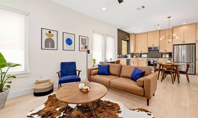 Elmhurst Heights Casa | Full Modern Home - Quiet Oasis Close to Downtown w/ Private Yard, 1 Car Garage