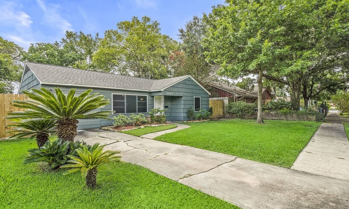Pasadena Casa | Full remodel 3BR High-Speed WiFi Near Hobby Airport