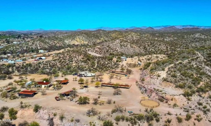 Wickenburg Alquiler De RV | Full RV Hookup with Two Covered Horse Stalls (BYO fully contained RV, SP1)