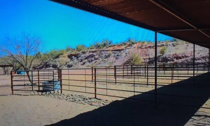 Wickenburg Alquiler De RV | Full RV Hookup with Two Covered Horse Stalls (BYO fully contained RV, SP3)