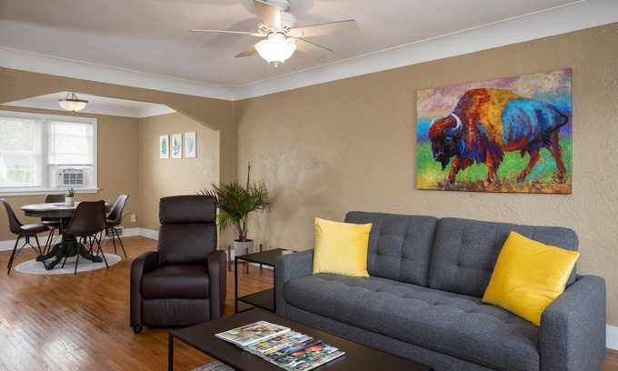 West Seneca Apartamento | Piso completo con vista al parque en South Buffalo con estacionamiento en garaje
