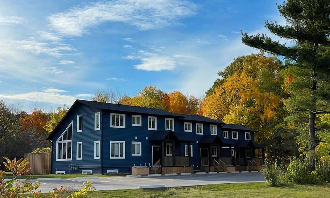 The Blue Mountains Chalet De Esquí | Full triplex near lake & ski lifts with 3 hot tubs, fireplaces, & central AC