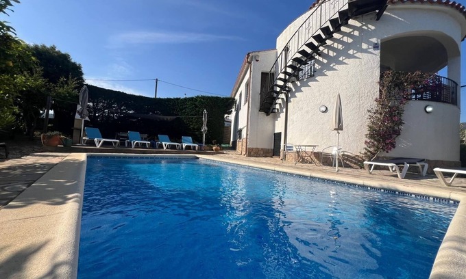 Calonge Villa | Villa catalana familiar de 4 dormitorios, piscina, terraza en la azotea, vistas al mar, jardines, aparcamiento