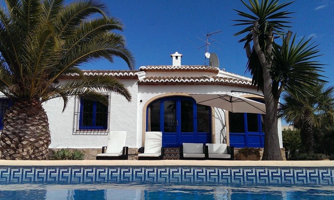 Costa Nova Villa | Villa con aire acondicionado y piscina climatizada en grandes jardines paisajísticos