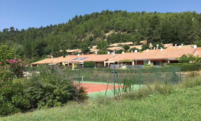 Saint-Martin-de-Bromes Casa | Mazet totalmente equipado en condominio con piscina, tenis, cancha de petanca