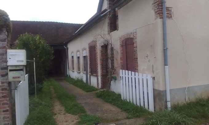 La Celle-Saint-Cyr Apartamento | Fully equipped house. Total peace and comfort.