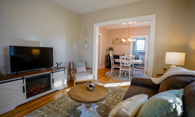 Syracuse Casa | Fully equipped- 1 bedroom Cute & Cozy Eastwood Bungalow