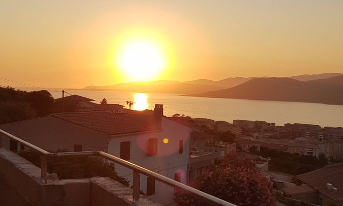Propriano Villa | Villa totalmente equipada con gran terraza con vistas al Golfo de Valinco.