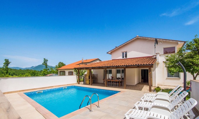 Ripenda Verbanci Villa | Totalmente vallada villa con piscina privada.