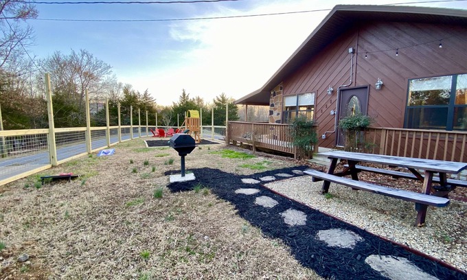 Sevierville Cabina | Fully fenced yard/Swing Set/Hot Tub/Pet and kids friendly