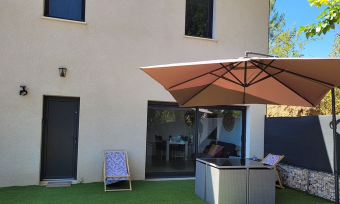 Saint-Julien-de-Peyrolas Apartamento | Fully equipped apartment on the ground floor between Gard and Ardèche