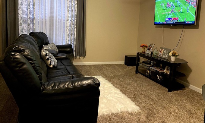 O'Fallon Condominio | Fully Funished Condo convenient to St Louis and Scott AFB.