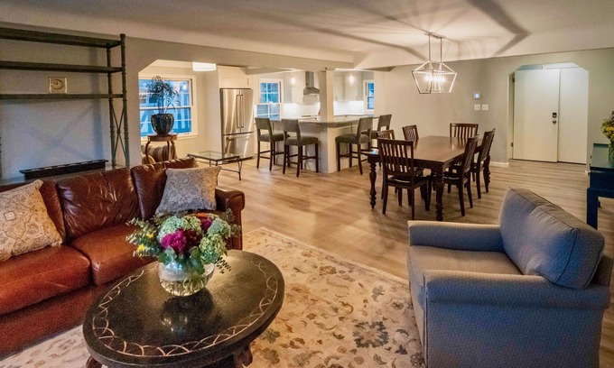 Grosse Pointe Apartamento | Fully-furnished rental in Grosse Pointe. Great for weddings and extended stays.