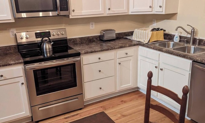 New Market Apartamento | Fully Furnished 1 Bedroom Flat in Historic Downtown New Market