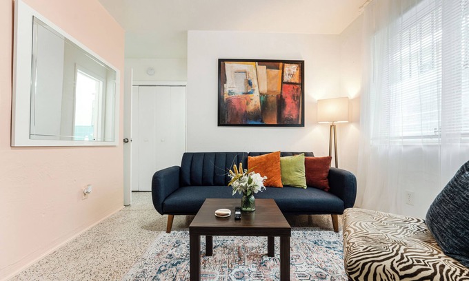 East Little Havana Apartamento | Fully Furnished 1BR Apartment in Miami's heart, easy access to major highways!