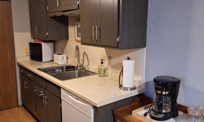 West Bend Condominio | Fully Furnished 2 Bedroom/1Bathroom - West Bend, WI