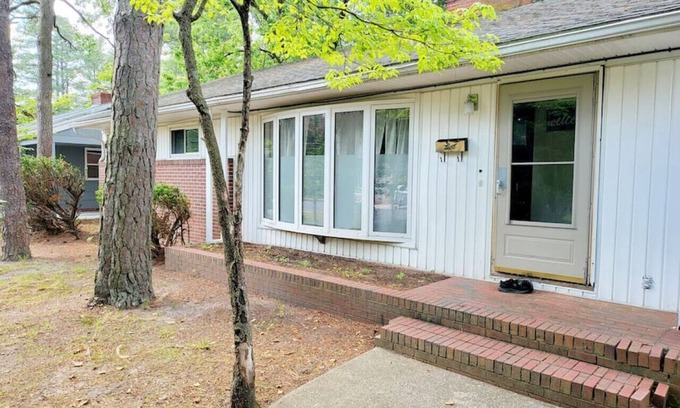 Salisbury Casa | Fully furnished 3-bedroom house sporting Queen-size beds in each room