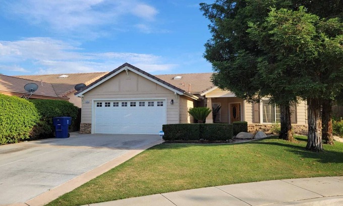 Greenacres Casa | Fully furnished 4BR House at safe classy SW Neighborhood up to 12 guests