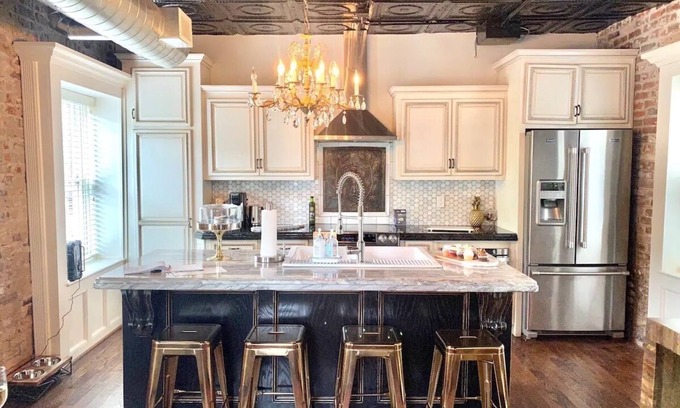 Downtown Kansas City Cabaña | Fully Furnished Adorable Carriage House in Heart of downtown Kansas City