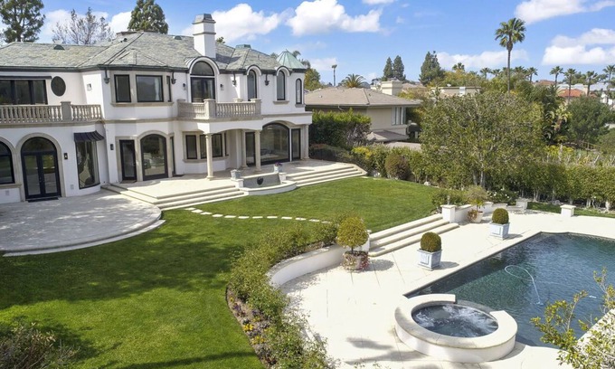 Sherman Oaks Casa | Fully Furnished Gated Beverly Hills Estate