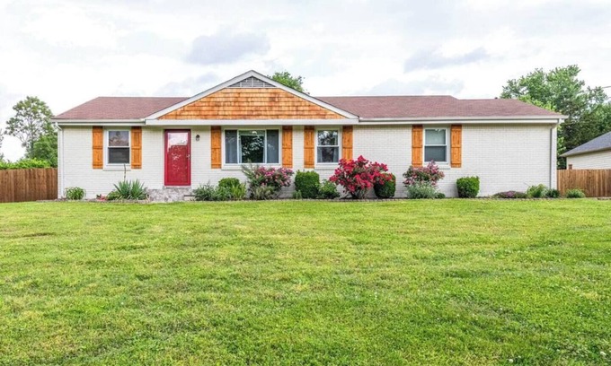 Nashville-Davidson Casa | Fully Furnished home on 3/4 of an acre .Centrally located to Nashville and the airport