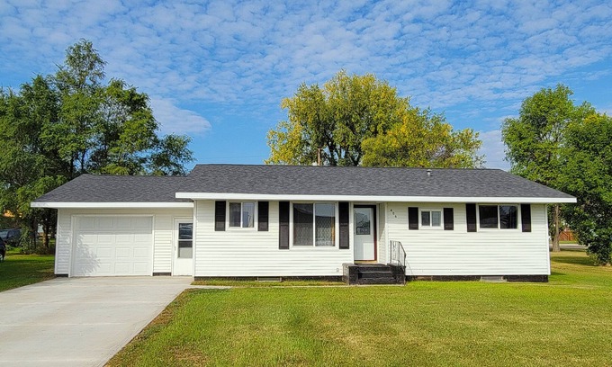 LaMoure Casa | Fully furnished, newly remodeled house with heated attached garage.