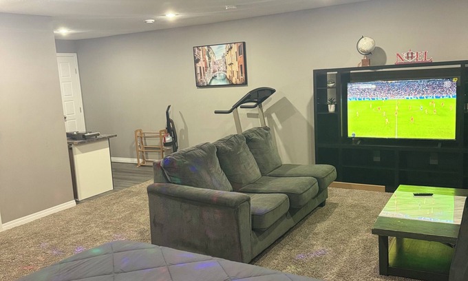 Brandon Condominio | FULLY FURNISHED PRIVATE BASEMENT IN A SERENE RESIDENTIAL NEIGHBOURHOOD!