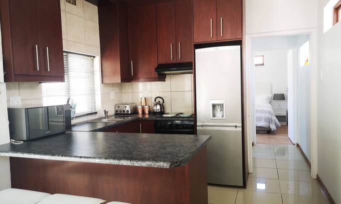 Milnerton Cabaña | Completamente amueblado, cocina, recientemente renovado, cabaña moderna, capacidad para 4