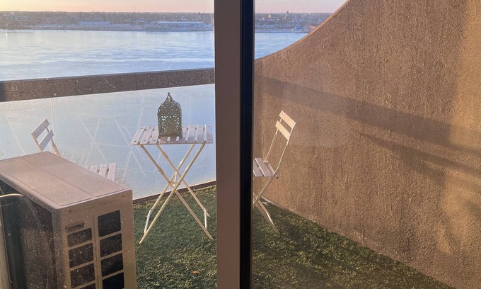 Corunna Apartamento | FULLY FURNISHED TURN-KEY TWO BEDROOM CONDO WITH WATERVIEW